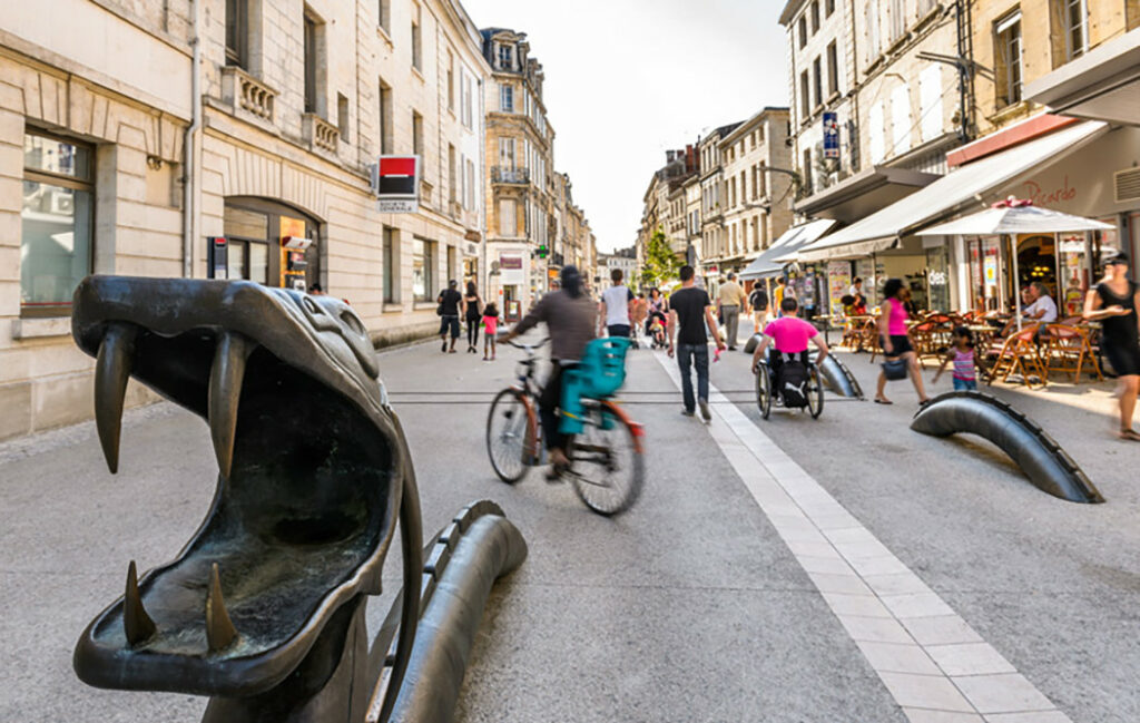 Vue sur la Rue Ricard à Niort et les dragons décoratifs