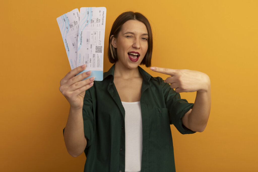 Une femme tient 2 billets dans sa main droite